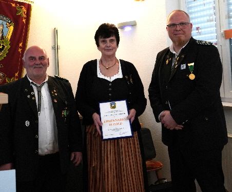 Holzner Hildegard wurde das Gau-Ehrenzeichen in Gold verliehen.